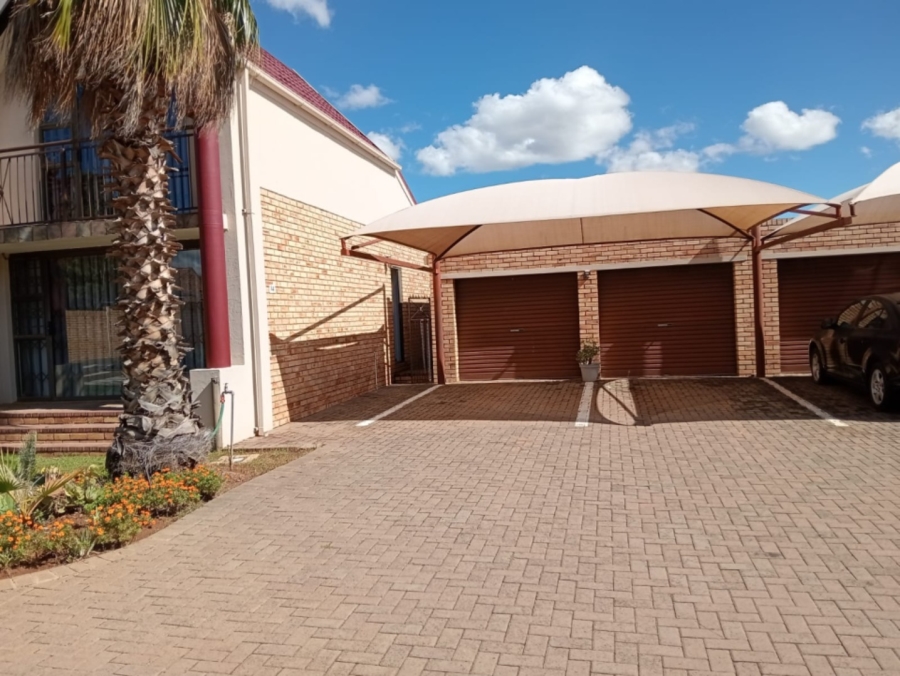 2 Bedroom Property for Sale in Langenhovenpark Free State